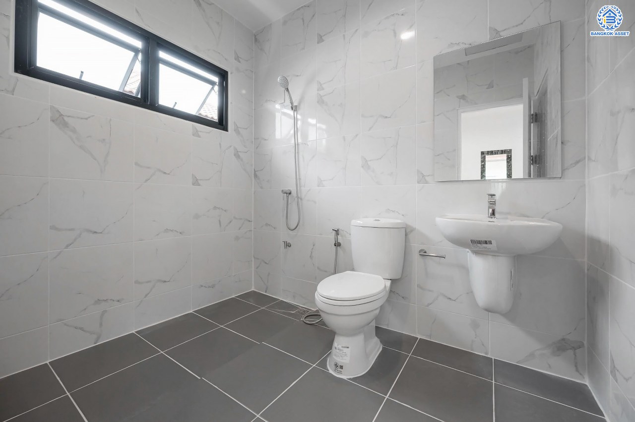 บ้านมือสองตกแต่งใหม่ โครงการ รติรมย์ 2 ราชพฤกษ์-กาญจนาภิเษก ซ.สวนผัก32 บ้านดีไซน์สวยพร้อมอยู่ เนื้อที่ 60 ตร.ว. ฟังก์ชัน 3 ห้องนอน 2 ห้องน้ำ 2 ที่จอดรถ บนทำเลศักยภาพ เชื่อมต่อหลายเส้นทางหลัก ใกล้ทางด่วน "ศรีรัช" และแหล่ง Community Mall ชั้นนำมากมาย